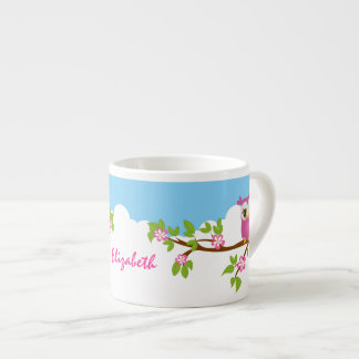 Expresso Fille mignonne de hibou sur une tasse de café