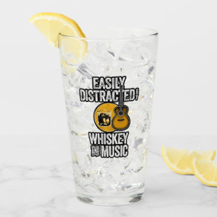 Facilement distrait par Whiskey et verre de musiqu