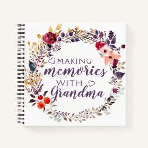 Faire des souvenirs avec grand-mère garde un livre