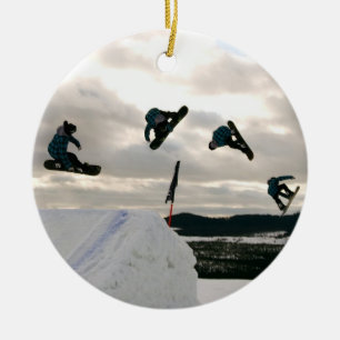 Faire du surf des neiges des ornements de tours