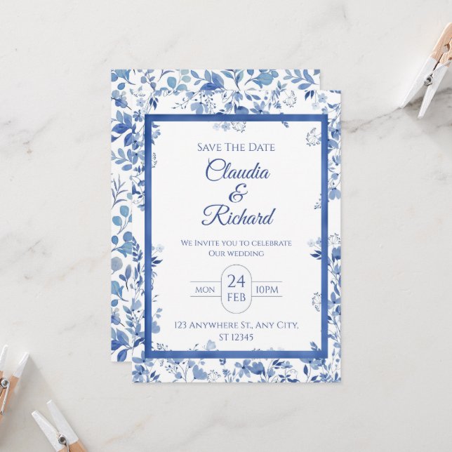 Faire invitation de mariage florale bleue élégante (Devant/Arrière en situation)