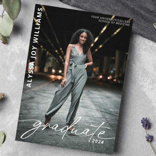 Faire-part 2024 Minimaliste Script College Graduate Photo (Créateur téléchargé)