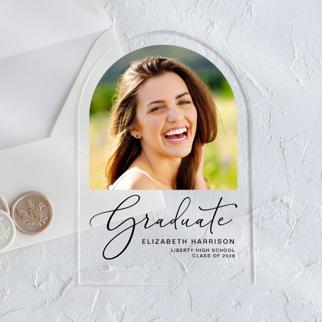 Faire-part acrylique de la photo d'arc (An elegant photo arched acrylic graduation announcement to celebrate the graduate's achievements)