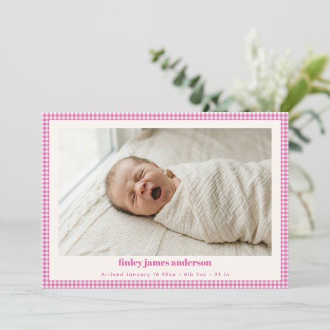 Faire-part Annonce de naissance de bébé fille au vichy rose (Debout devant)