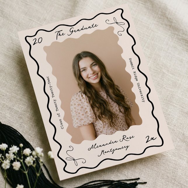 Faire-part Annonce de remise de diplôme rétro ondulée à dessi (Retro Wavy Hand Drawn Bow Grad Photo Graduation Announcement)