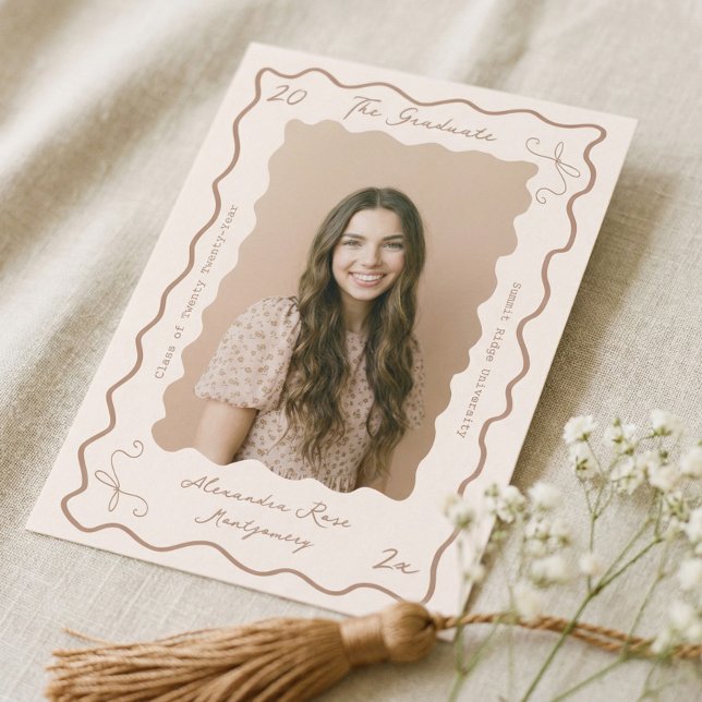 Faire-part Annonce de remise de diplôme rétro ondulée dessiné (Retro Wavy Hand Drawn Bow Grad Photo Graduation Announcement)