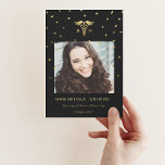 Faire-part Annonces photo de la Graduation à l'école de soins<br><div class="desc">Annonces de fin d'études en soins infirmiers noir et or avec votre propre photo. Un caduceus, un RN et des confettis flottent au sommet de la faire-part, avec des confettis sur la photo. En bas, vous pouvez le personnaliser avec le nom de la nouvelle infirmière, l'année de classe et l'école...</div>