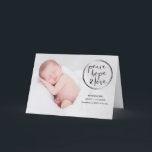 Faire-part bébé, premier Noël, personnalisé<br><div class="desc">Nom du produit : "New Arrival Joy : Baby's First Christmas Personalized Holiday Card" Description du produit : Partagez les nouvelles joyeuses de votre nouveau membre de la famille avec la "New Arrival Joy : Baby's First Christmas Personalized Holiday Card". Cette carte n'est pas seulement un accueil de vacances ;...</div>