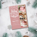Faire-part Bébé son froid dehors 3 Photo Fille Naissance<br><div class="desc">Une carte de faire-part de naissance de vacances 3 collage photo élégant pour vous de personnaliser avec vos 3 photos spéciales dans des cadres en or, message de vacances, noms, et statistiques de naissance. L'envers est en train de tomber des flocons de neige. Vous pouvez customiser la couleur arrière -...</div>