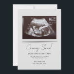 Faire-part Bientôt Photo Baby Scan Grossesse<br><div class="desc">C'est toujours un bon moment pour partager cette nouvelle passionnante avec votre plus proche et le plus cher. Customisez cette carte de faire-part budgétaire en téléchargeant votre photo ultrasonore,  ajoutez vos détails et faites connaître cette nouvelle spéciale à tout le monde.</div>