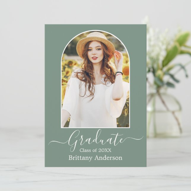 Faire-part Calligraphie Arc moderne Sage Green Graduation (Debout devant)