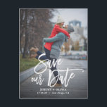 Faire-part Carte postale d'annonce de date de Rustic Hand Let<br><div class="desc">Une carte postale d'annonce de date élégante et verticale avec calligraphie moderne rustique. Personnalisez cette carte en ajoutant votre propre photo et détails. Une version de carte plate est disponible.</div>