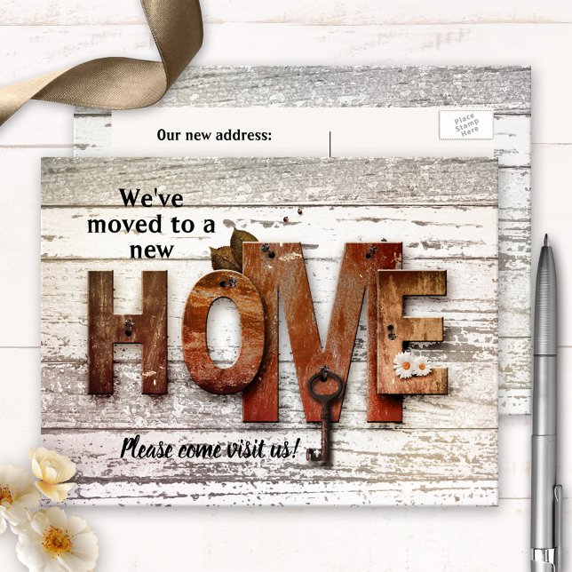 Faire-part Carte postale de déménagement pour une nouvelle ma (Relocation or new home announcement postcard showing a rustic country design with home letters + key)