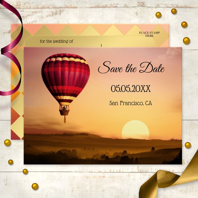 Faire-part Carte postale de sauvegarde de coucher de soleil e (A lovely romantic Save the Date postcard showing a hot air balloon over a dreamy landscape at sunset)