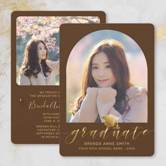 Faire-part Chic Graduation 2 Photo Casquette Gold Script sur  (Brown with Gold Script Arch Frame Photo Graduation Announcement)
