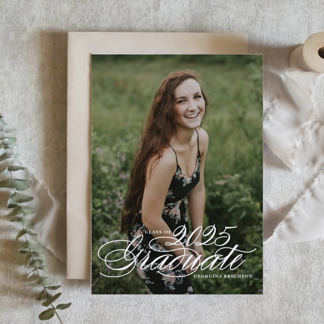 Faire-part Classe de script élégant de 2025 Photo Graduation (Customizable photo graduation announcement featuring white elegant script. )