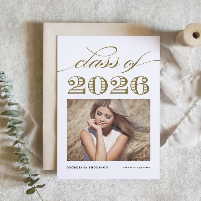 Faire-part Classe élégante de manuscrit de l'obtention du (Customizable photo graduation announcement featuring vintage typography. )