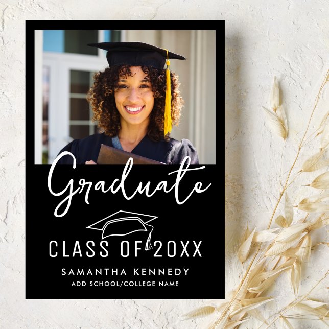 Faire-part Classe moderne de noir et blanc de 2025 Casquette  (Modern Black & White Class of 2025 Grad Cap Photo Announcement
)