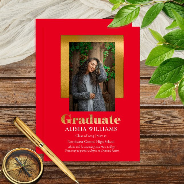 Faire-part Classy Elegant Gold Texte Diplômé Photo Rouge (Classy Elegant Gold Tone Text Red Graduate Portrait One Photo Graduation Announcement Print Digital)