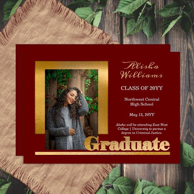 Faire-part Classy Elegant Gold Texte Gradué 1 Photo Maroon (Elegant and Classy Gold Tone Text Graduate 1 Photo Maroon Graduation Announcement)
