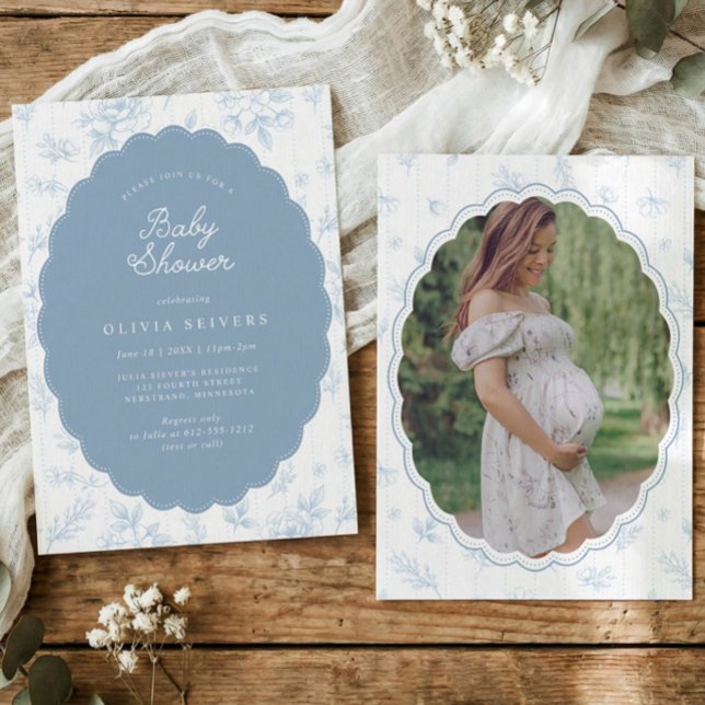 Faire-part de Baby Shower Fleurs Bleu Poussiéreux  (Dusty blue vintage French floral baby shower invitation with scalloped frame and photo back)