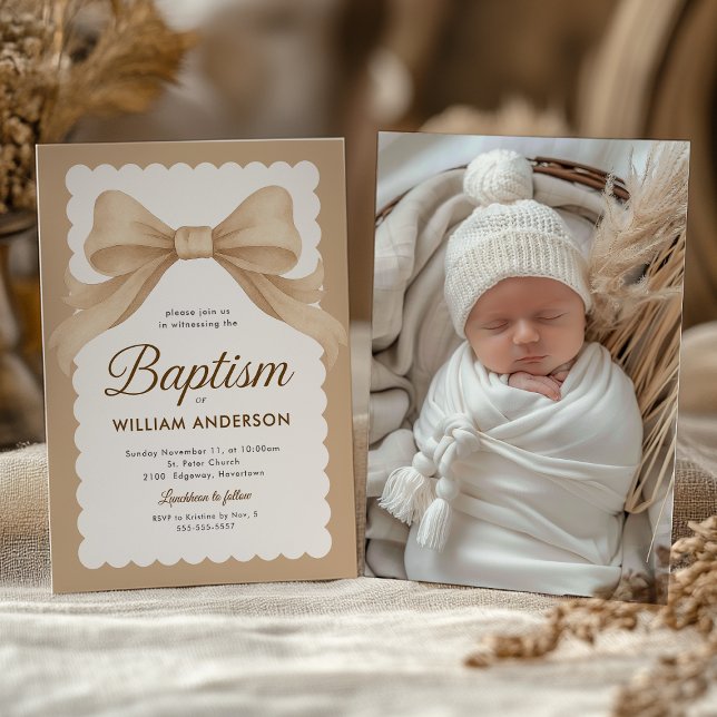 Faire-part de baptême élégant avec nœud beige et c (Baptism invitation with beige bow and knit cap, soft neutral tones for a serene look.)