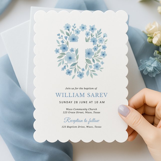 Faire-part de baptême garçon à motif floral bleu e (Scalloped baptism invite with blue floral cross – elegant and timeless for baby boy.)