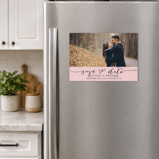 Faire-part de date de mariage rose poudré avec pho (Romantic blush pink save the date magnet featuring elegant handwritten typography)