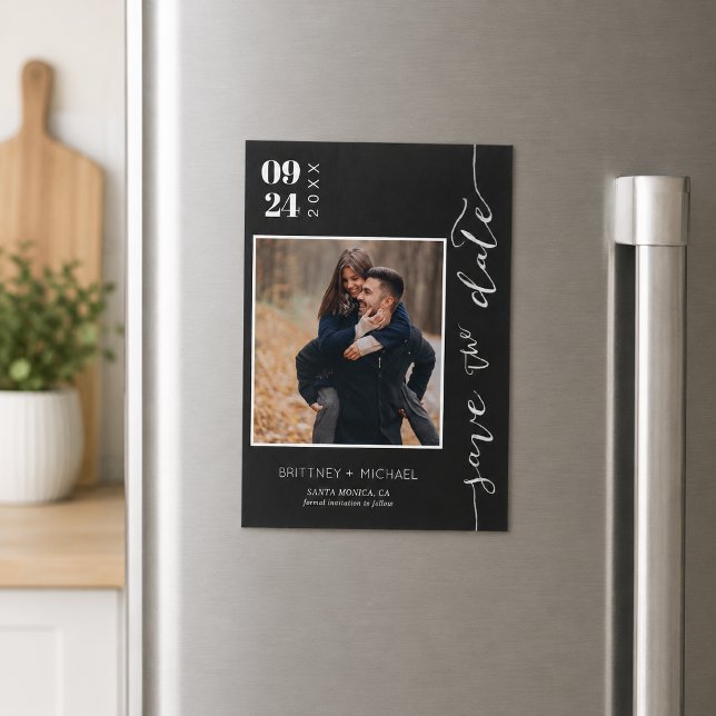 Faire part de date de sauvegarde de photo noir mod (Modern black photo save the date featuring elegant handwritten script.)