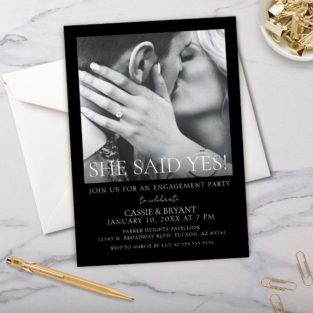 Faire-Part de Fiançailles de Mariage à Script Mode (Elegant she said yes engagement party invitations with modern black and white theme and photo)