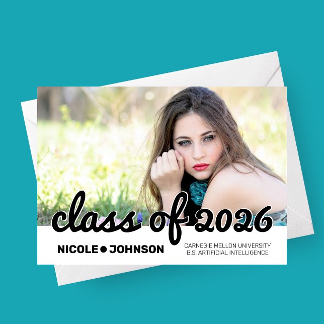 Faire-part de graduation de la photo de script en  (Bold Classic Class of 2026 Script Photo Graduation Announcement Card)