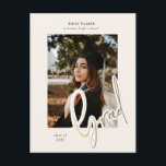 faire-part de graduation de l'écriture or photo ca<br><div class="desc">Écriture en or imitation feuille "Grad" avec différentes couleurs arrière - plans et script élégant. Ajoutez votre propre photo pour une touche spéciale. Consultez notre magasin pour plus d'articles de cette collection.</div>