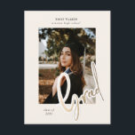 faire-part de graduation de l'écriture or photo ca<br><div class="desc">Écriture en or imitation feuille "Grad" avec différentes couleurs arrière - plans et script élégant. Ajoutez votre propre photo pour une touche spéciale. Consultez notre magasin pour plus d'articles de cette collection.</div>