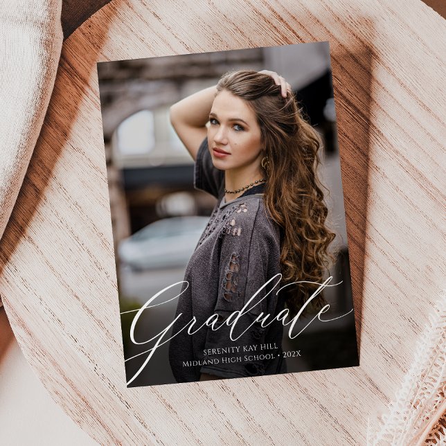 Faire-part de graduation de script d'élégance clas (Classic Elegance Script Graduation Announcement)