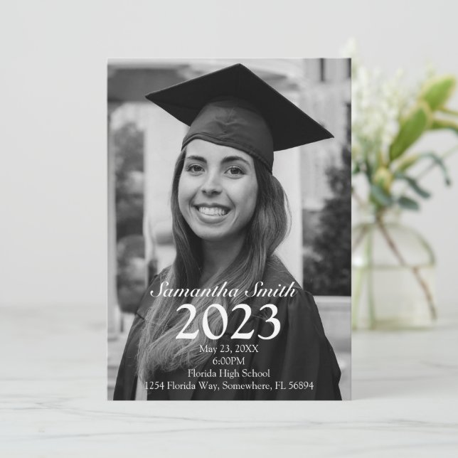 Faire-part de graduation photo en niveaux de gris (Debout devant)