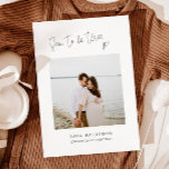 Faire-part de grossesse | Bientôt trois<br><div class="desc">Carte de faire-part de grossesse élégante et minimaliste avec texte de script en haut qui dit "bientôt trois" avec un coeur. Vous pouvez ajouter une photo à l'avant et à l'arrière.</div>