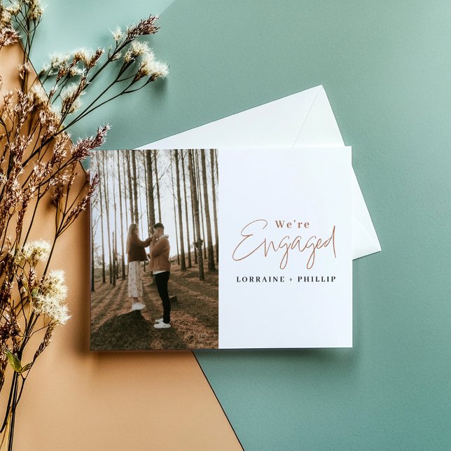 Faire-part de la partie de fiançphoto (Stylish “We’re Engaged” photo announcement card! Featuring a contemporary design.)