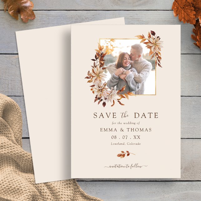 Faire-part de mariage à encadrer doré avec fleurs  (Elegant Fall Floral Gold Frame Wedding Photo Save the Date by Painted Paperie
)