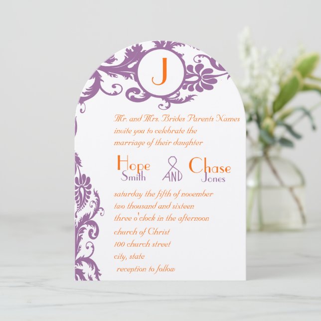 Faire-part de mariage à monogramme en damas prune  (Debout devant)