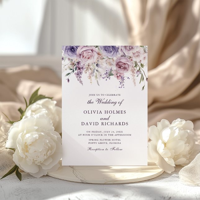 Faire-part de mariage à monogramme floral lilas (Boho Chic Mauve Lilac Floral Wedding Invitation on a boho table with white peonies)
