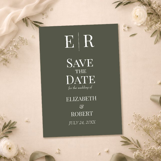 Faire-part de mariage à monogramme Olive foncé (Dark Olive Monogram Wedding Save the Date Invitation on a wedding table with white flowers)