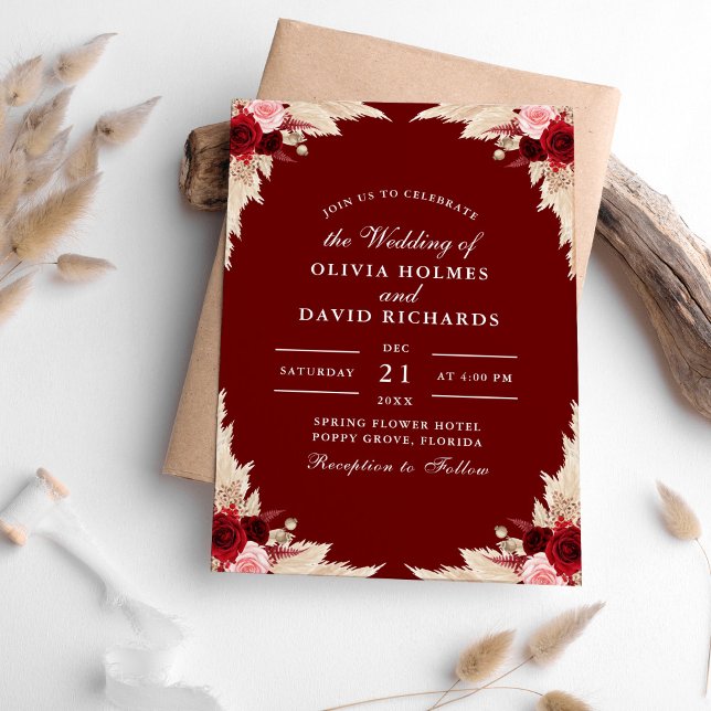 Faire-part de mariage aux roses de Bourgogne et à  (Burgundy Roses and Pampas Grass Wedding Invitation on a table with pampas grass.)