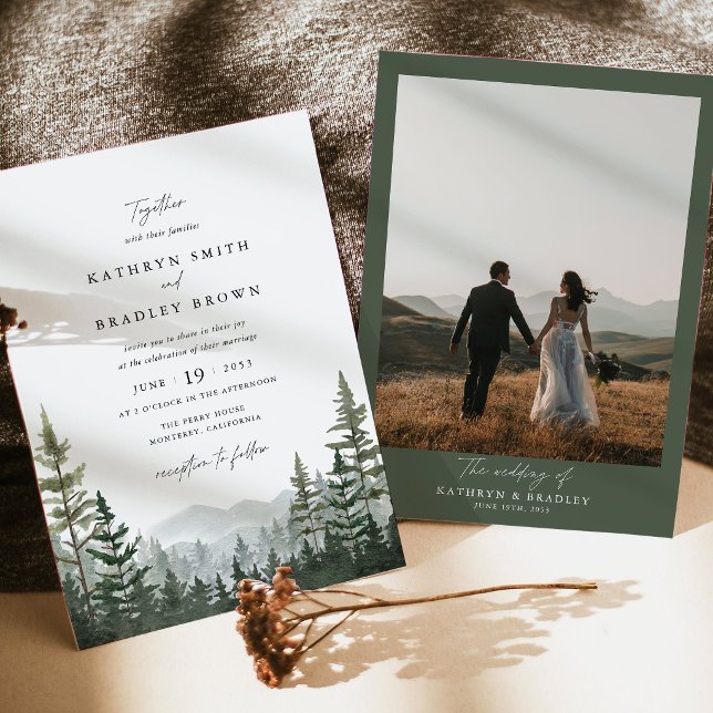 Faire-part de mariage avec photo de fond de forêt  (Mountain forest photo wedding invitation, sage green pine tree wedding suite, outdoor ceremony)