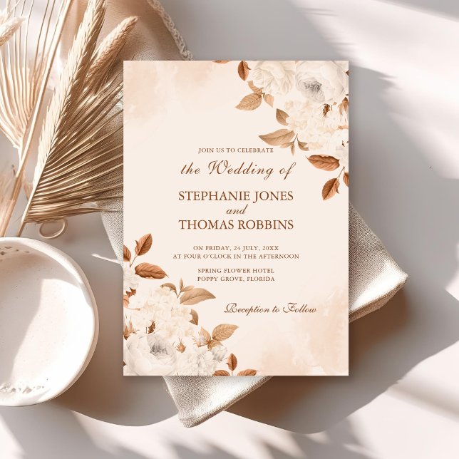 Faire-part de mariage Bohème aux pivoines blanches (Boho Terracotta Floral Wedding Invitation on a white table with neutral boho decoration.)