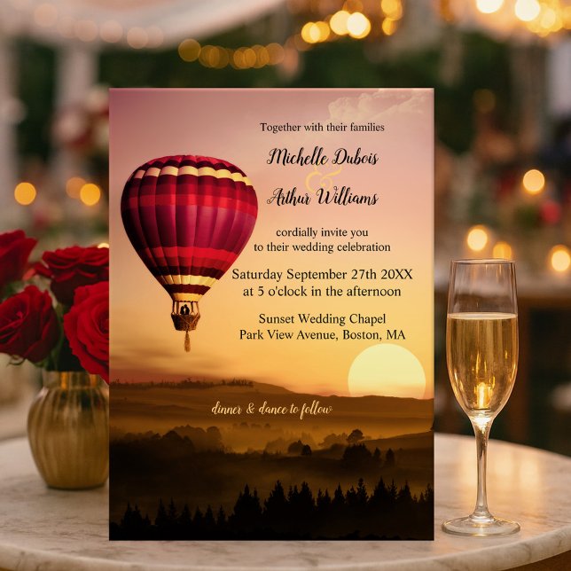 Faire-part de mariage chaud romantique de coucher (Wedding invitation featuring a couple in a romantic hot air balloon over a sunset landscape scene)