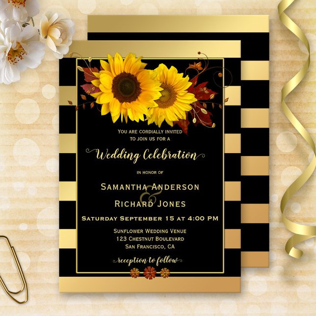 Faire-part de mariage de tournesol à rayures dorée (Wedding invitation featuring sunflowers, autumn leaves and rose gold floral swirls on gold stripes)