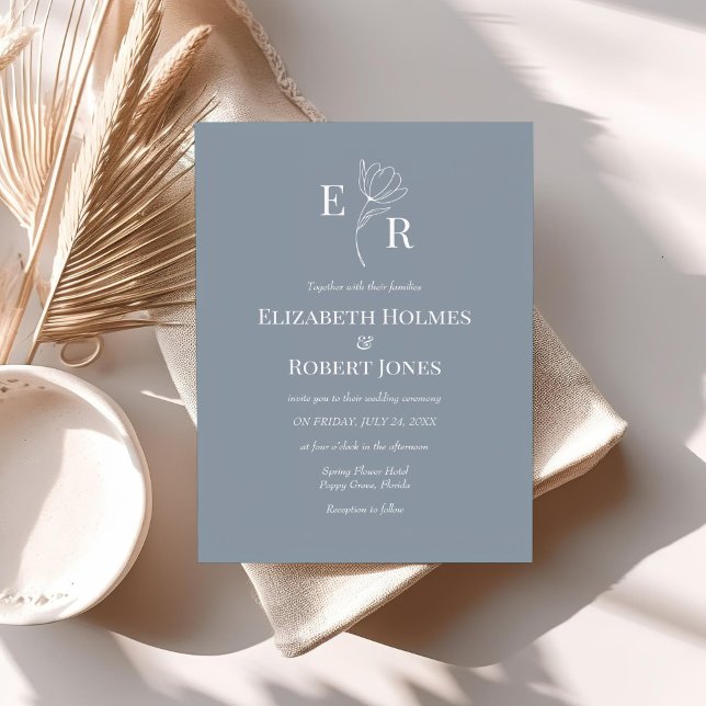 Faire-part de mariage floral bleu poussiéreux mode (Modern Dusty Blue Floral Monogram Wedding Invitation on a table with neutral boho decor.)