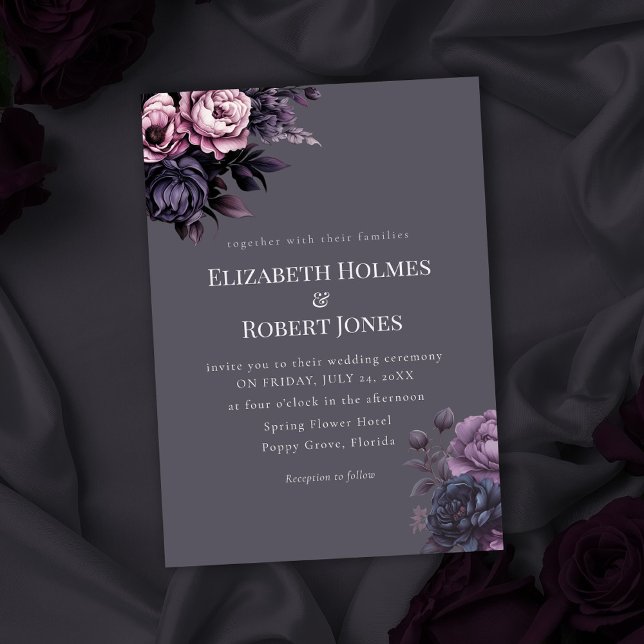 Faire-part de mariage floral gothique prune (Gothic Plum Floral Wedding Invitation on a gothic wedding table with dark roses)
