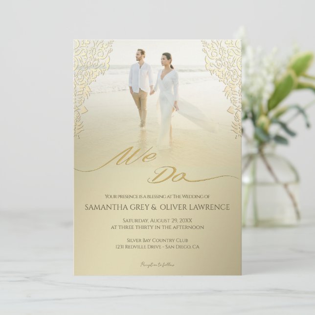 Faire-part de mariage moderne "We Do" Gold Damask (Debout devant)