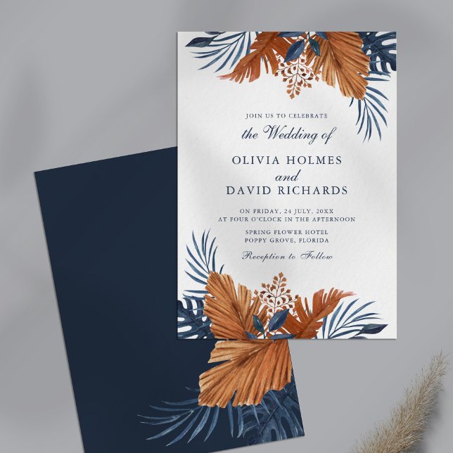 Faire-part de mariage Monstera Bleu de minuit (Midnight Blue Monstera Wedding Invitation on a table.)